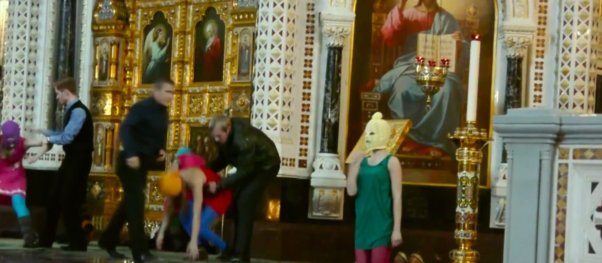 社運團體「暴動小貓」（Pussy Riot）闖入教堂表演反宗教歌曲「聖母啊，請趕走普丁。」
