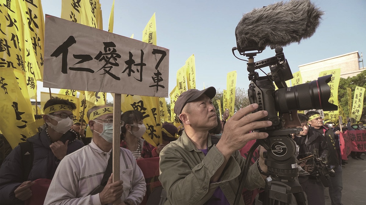 人稱「柯師傅」的紀錄片導演柯金源，長期關注台灣環境、自然生態、環境變遷與公害事件。