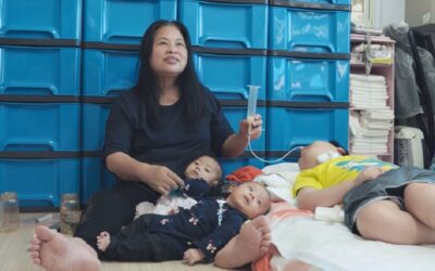 楊婕妤曾在廁所徒手接生，為幫助無國籍寶寶搬家超過一百次