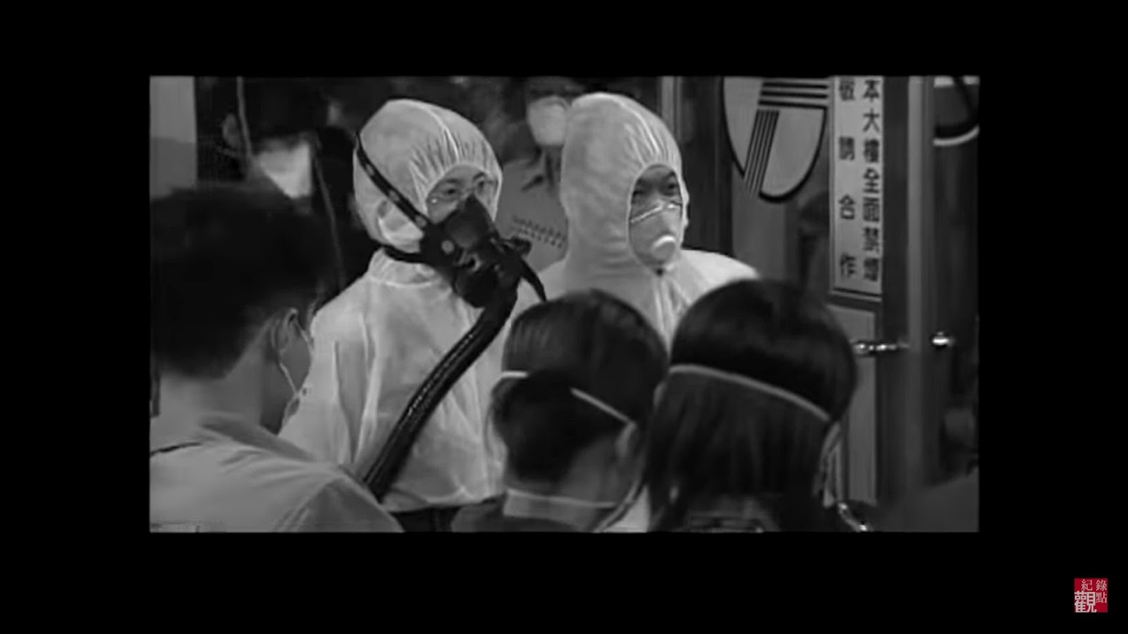 時任台北市衛生局長邱淑媞（中），進入和平醫院視察。圖／《和平風暴》