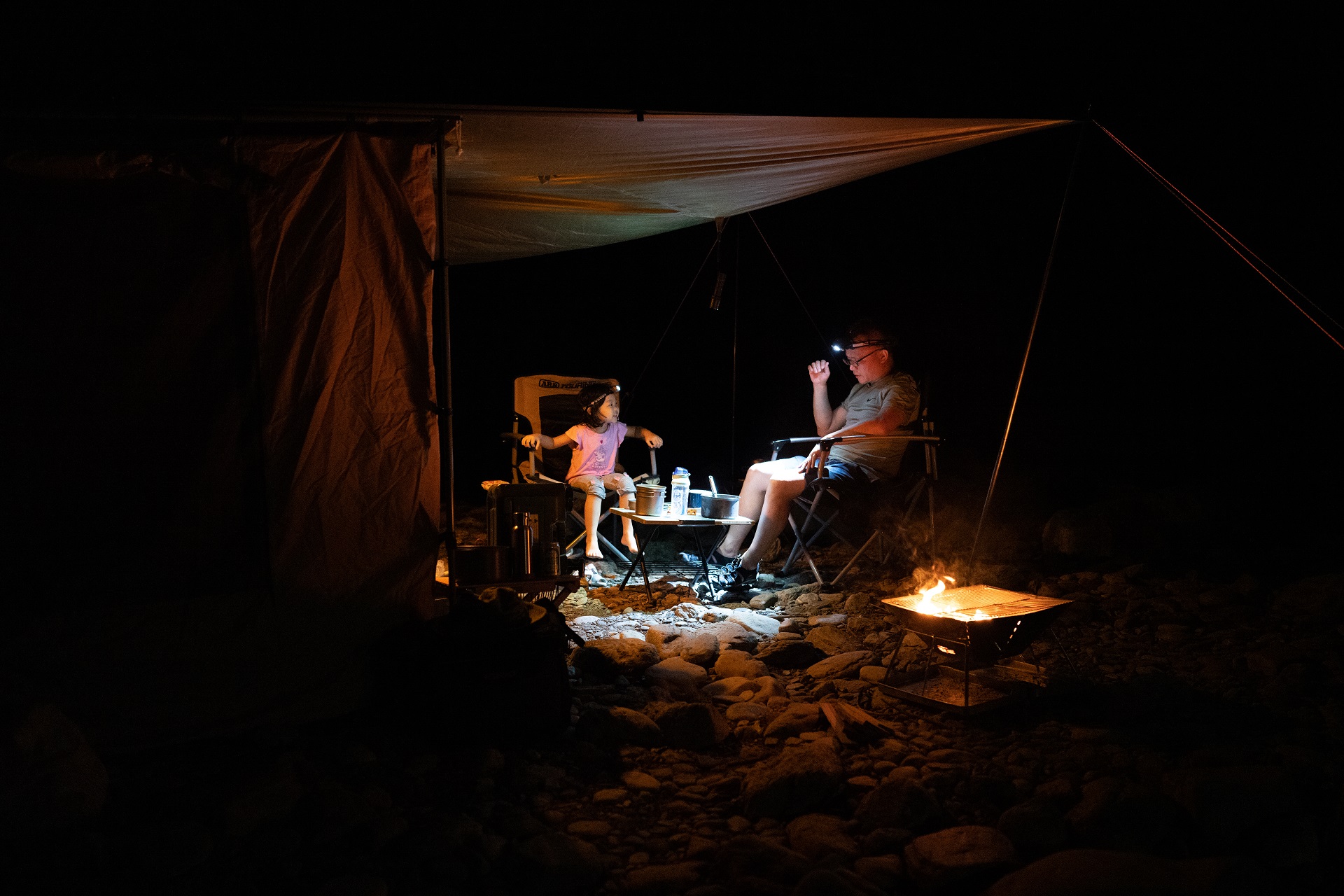 導演父女在星空和營火旁談論森林故事。圖／《WAWA哇！》