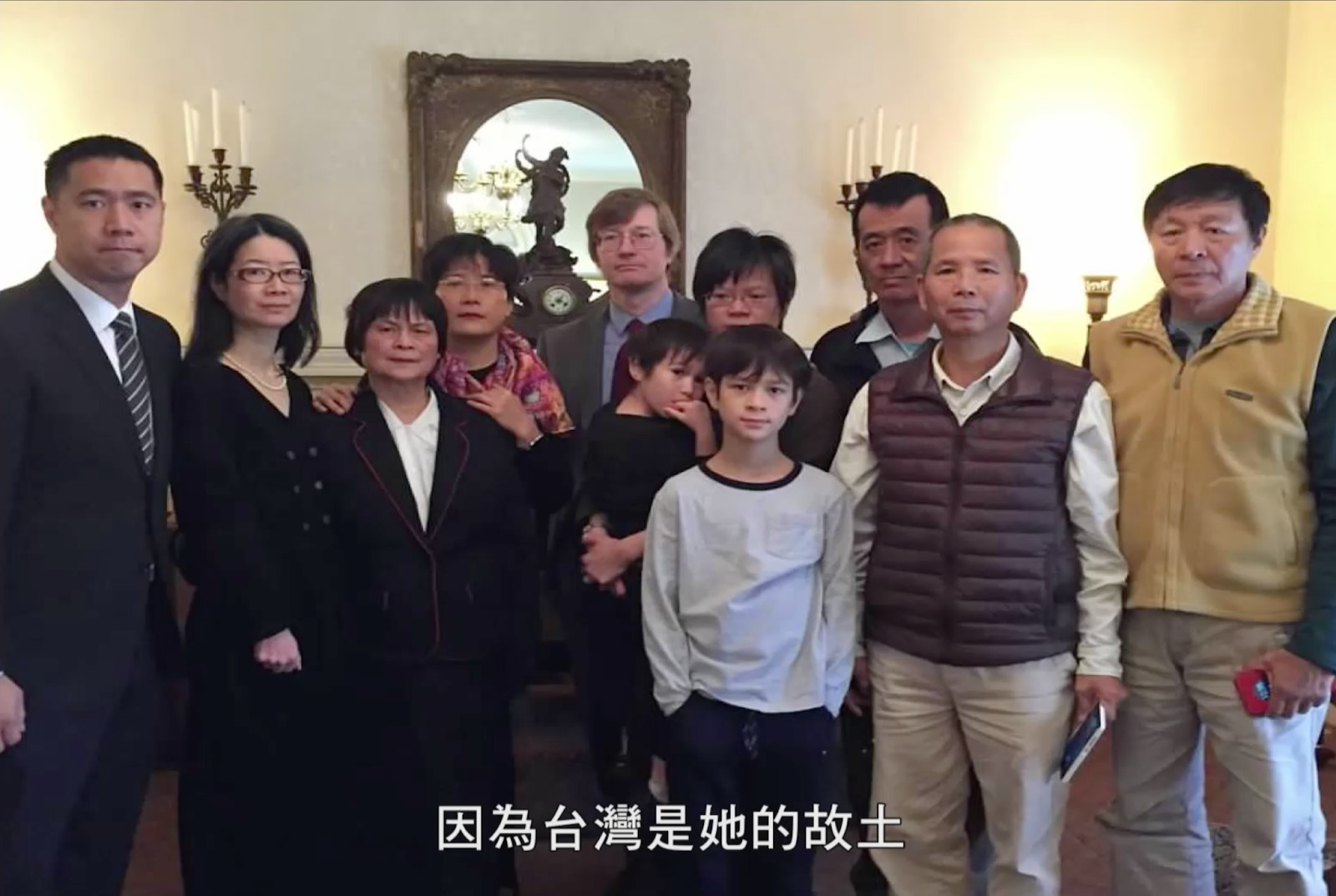 黃娟（左三）與在美國的家人合照。圖／《文化容顏：楊梅三部曲 黃娟》