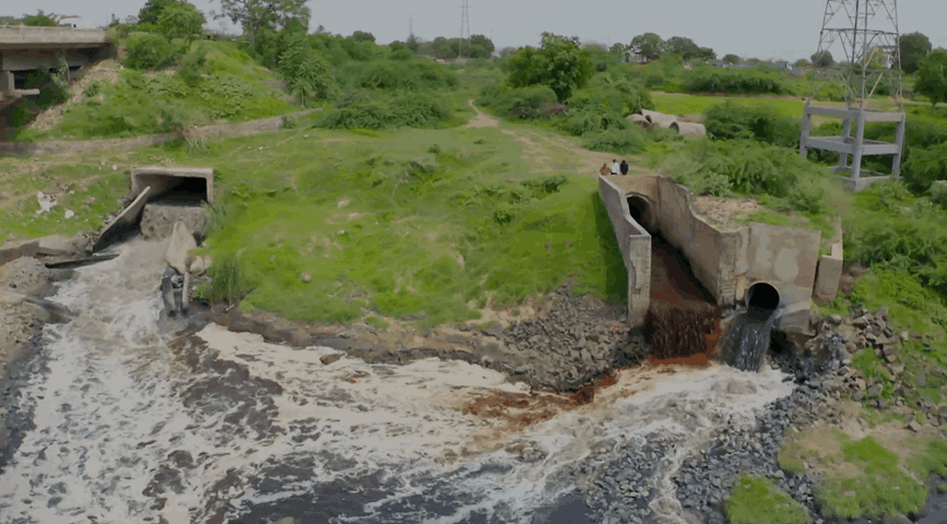 製藥工廠排出的有毒廢水，嚴重汙染印度薩巴爾馬蒂河。圖／《藥命真相》