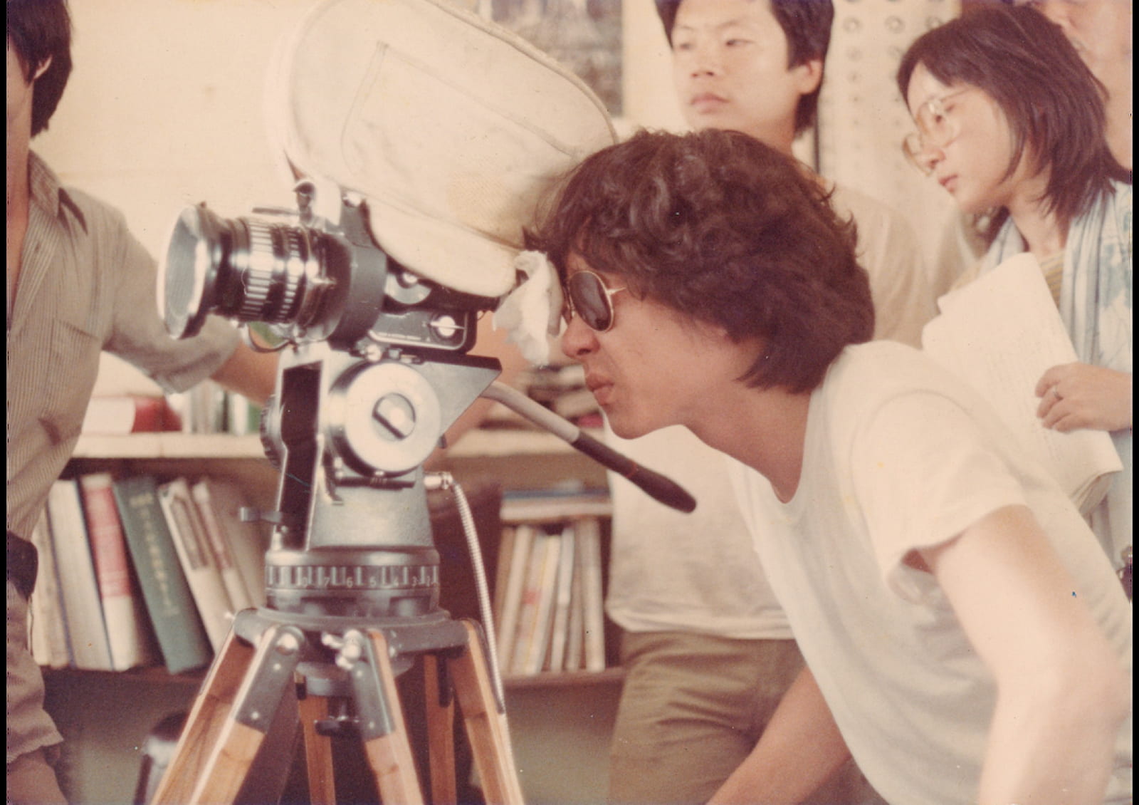 《海灘的一天》工作照，楊德昌於拍攝現場（約於1982-1983）。圖／臺北市立美術館提供；授權單位：國家電影及視聽文化中心。