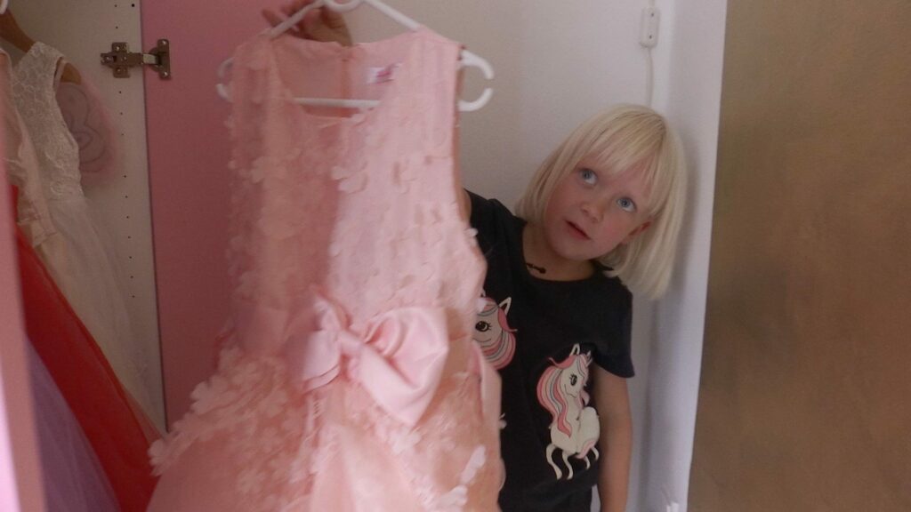 艾斯塔從兩歲半開始對穿裙子很感興趣。圖／《我就是我》