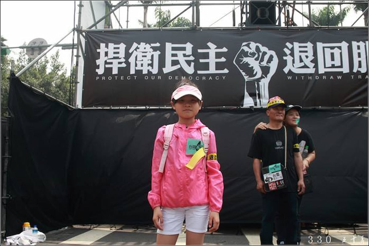 李承璦小學中年級參加330反服貿遊行。圖／李承璦提供