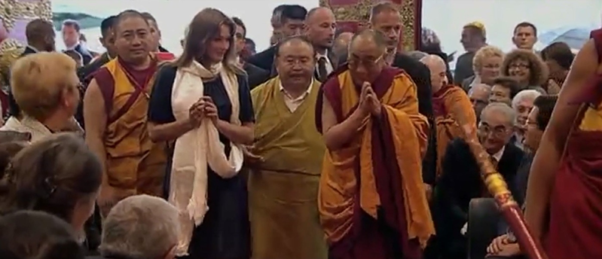 達賴喇嘛（右）於2008年出席索甲仁波切（圖中綠衣者）主持的繞林寺揭幕。圖／《藏傳佛教：噤聲秘密》
