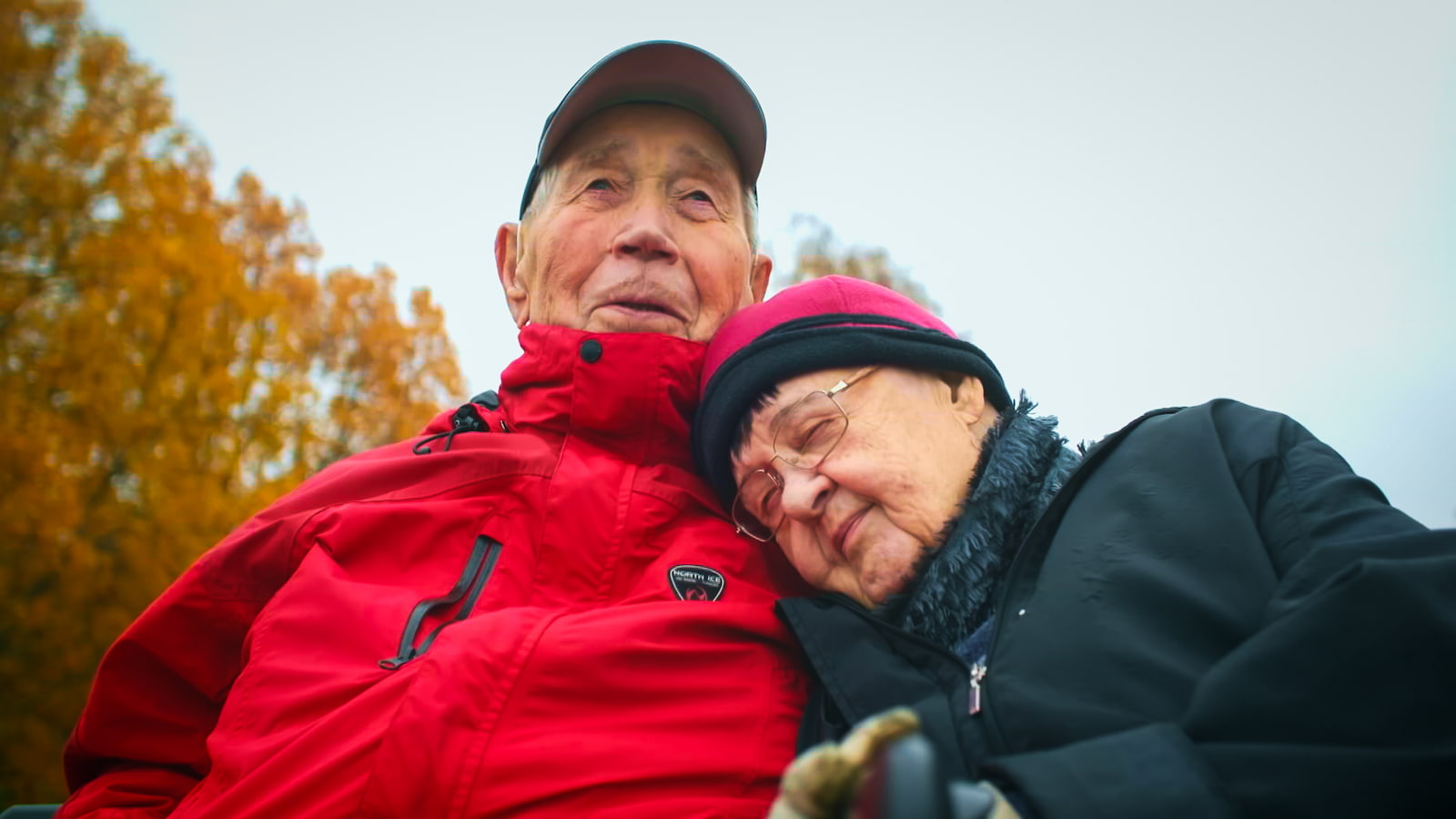 托伊妮（97歲）與提莫（98歲）是對結婚73年的夫妻。圖／紀錄片《要活、要愛、要記得笑》