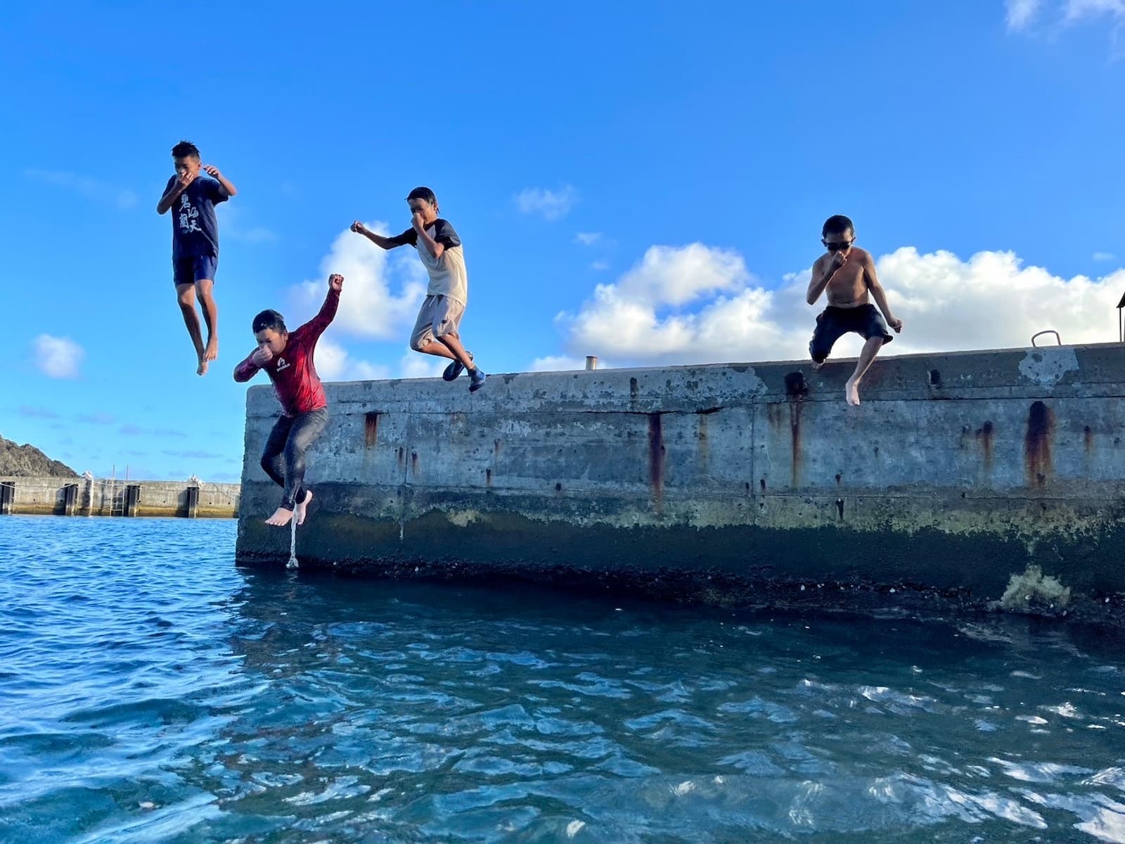 在蘭嶼的孩子獨立且自由，天氣熱了就去跳海。圖片提供／吳欣怡