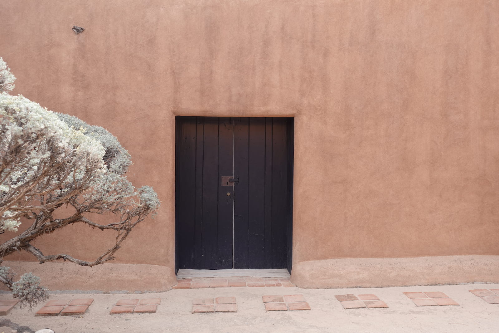 歐姬芙為了這一扇黑門而買下一棟房子。劇照／《沙漠中的花朵─歐姬芙》