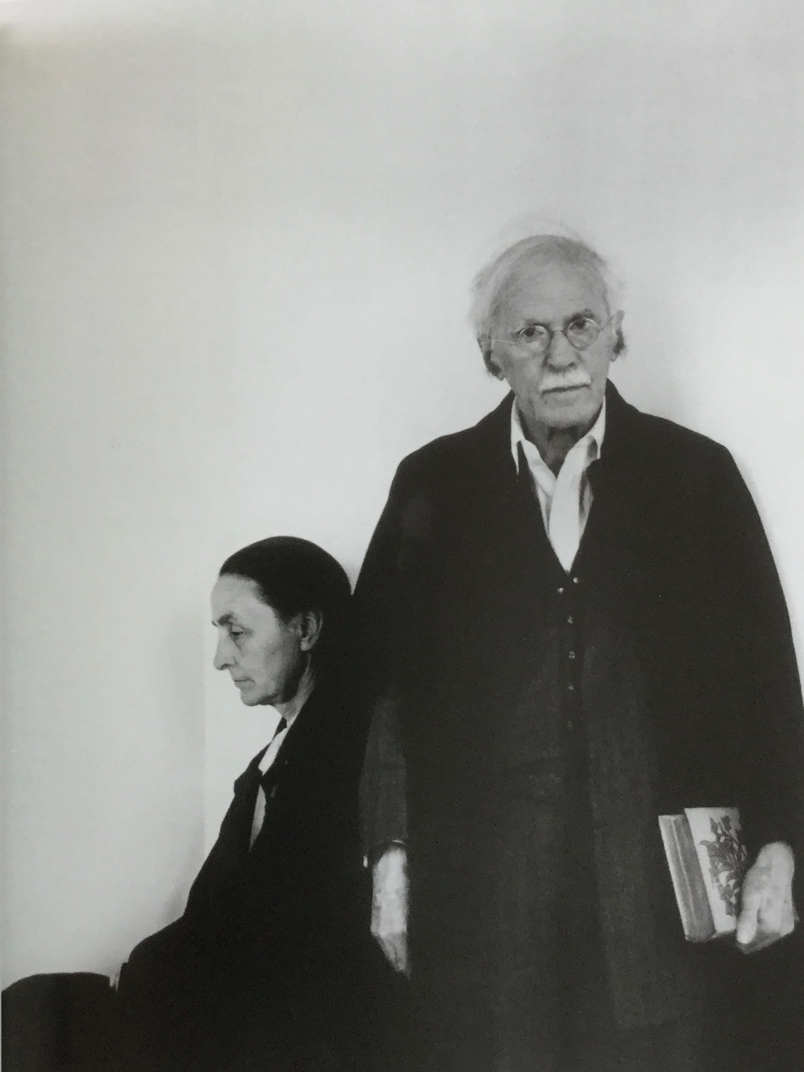 歐姬芙與丈夫現代攝影之父史蒂格利茲(Alfred Stieglitz, 1864-1946)。劇照／《沙漠中的花朵─歐姬芙》