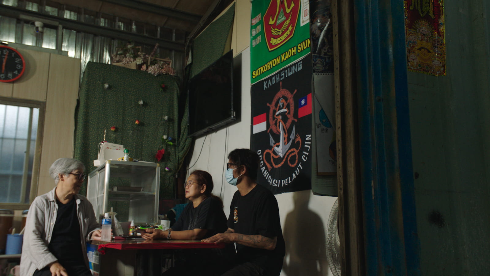 藝術家吳瑪悧的作品〈帝國的滋味〉，訪談飲食從業人員。圖／《藝術很有事》節目劇照
