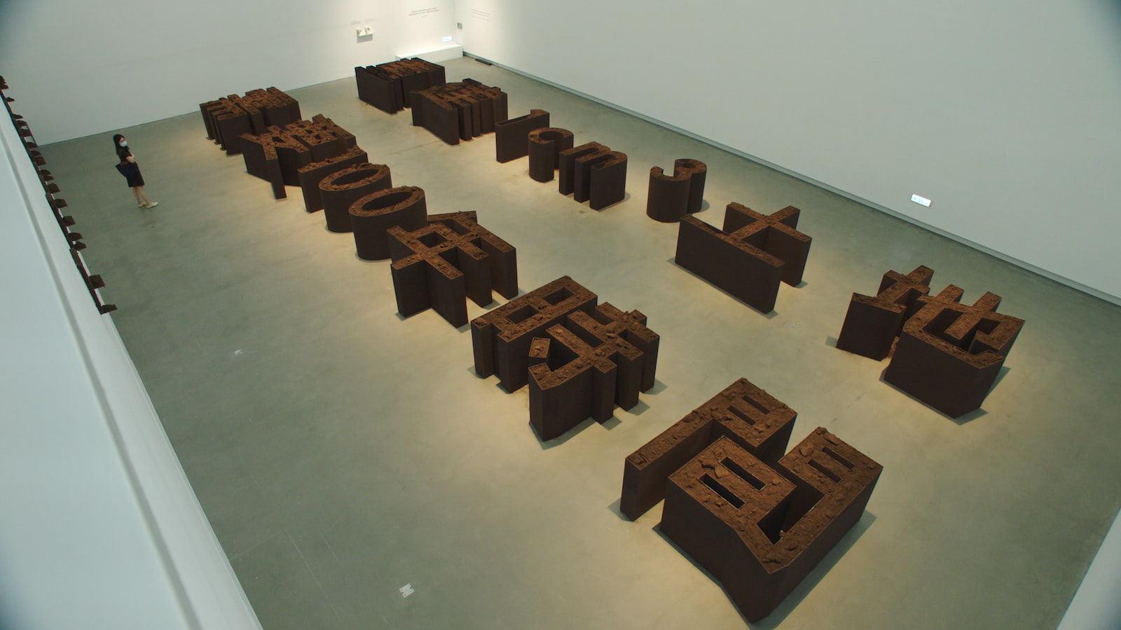 藝術家吳瑪悧的作品：〈重建一立方公分土地需要100年時間〉。圖／《藝術很有事》節目劇照
