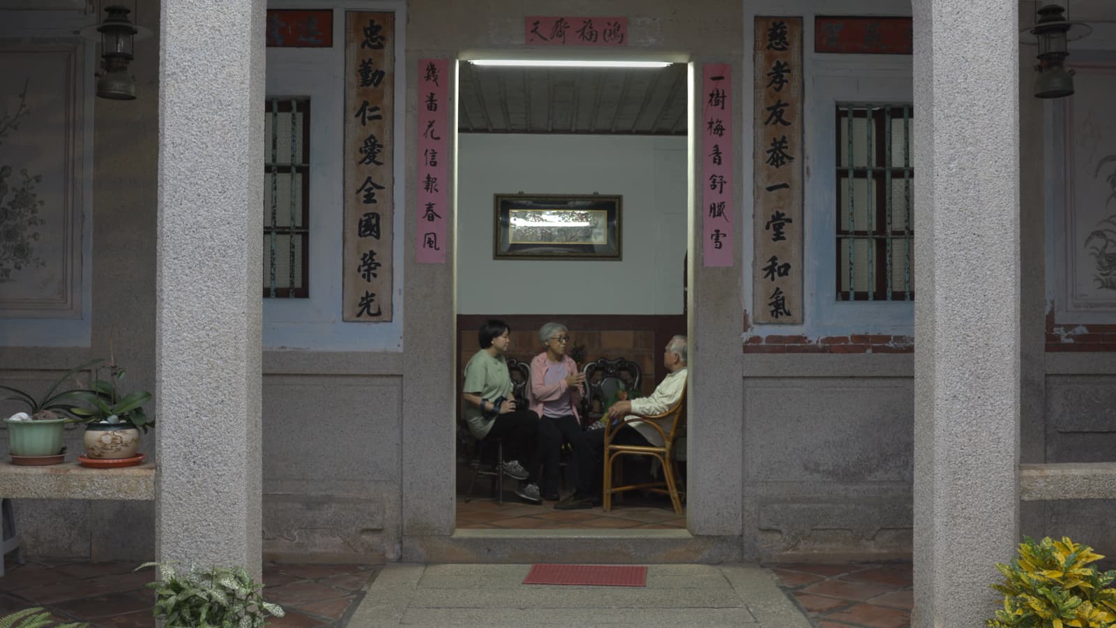 藝術家吳瑪悧與金門耆老對談。圖／《藝術很有事》節目劇照