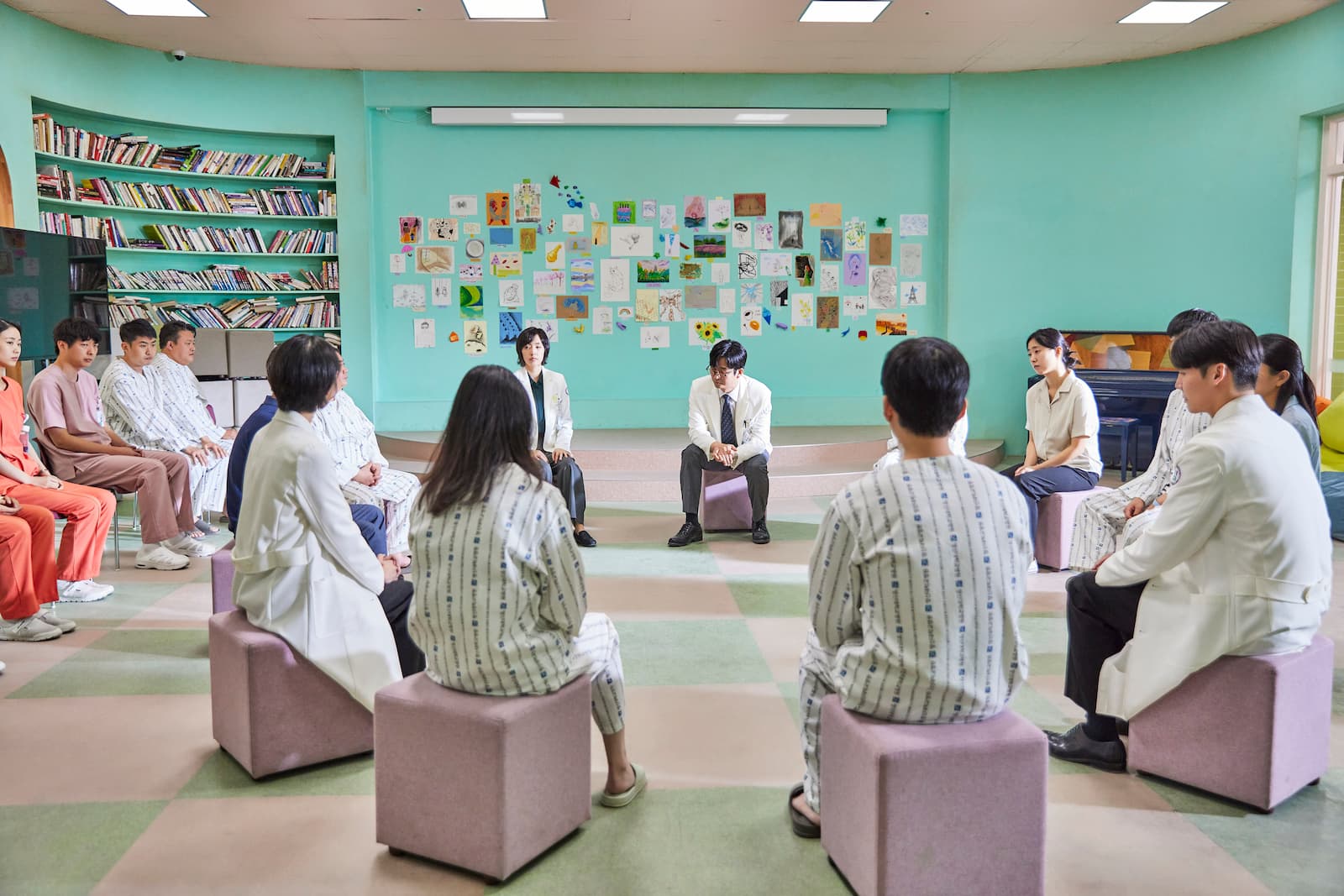 韓劇《精神病房也會迎來清晨》，用溫暖且理解的角度來解構精神疾患 。劇照／NETFLIX