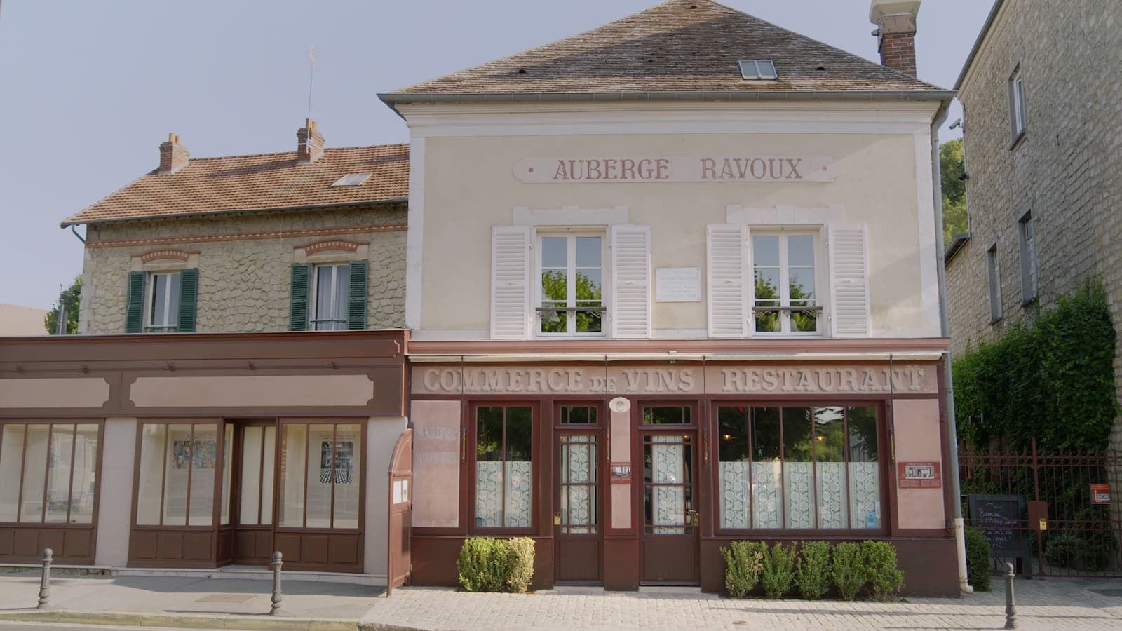 1890年5月20日，梵谷來到法國瓦茲河畔的奧維爾小鎮（Auvers sur Oise），住進一間客棧，兩個月後他死於這裡。劇照／《梵谷的樹根懸案》