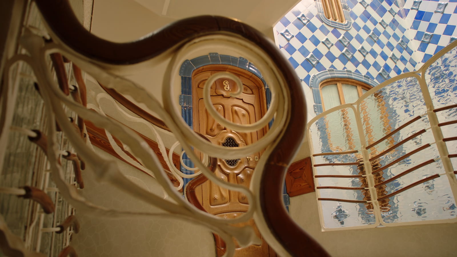 巴特略之家充滿自然符碼，門牌G對面的樓梯欄杆尾端也是螺旋形狀。劇照／《天才高第的自然狂想》