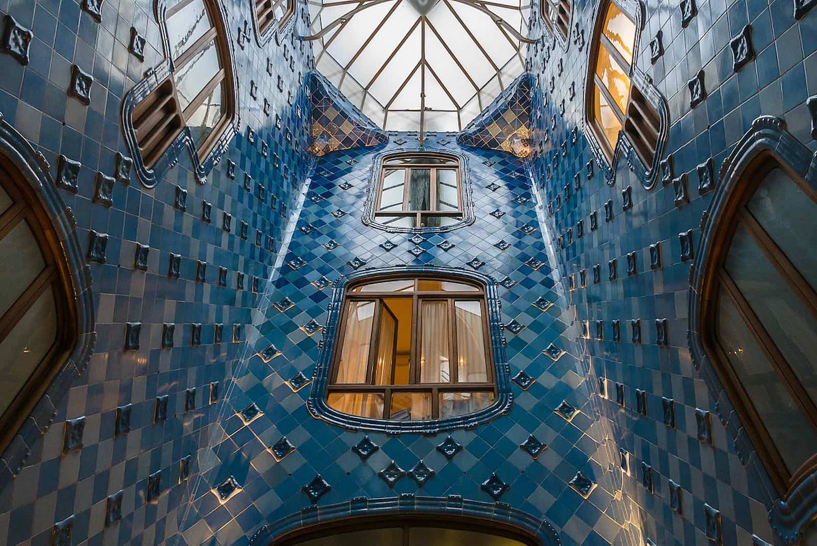 高第建築「巴特略之家」，中空結構的天井就像藍色海洋世界。圖片來源／維基百科