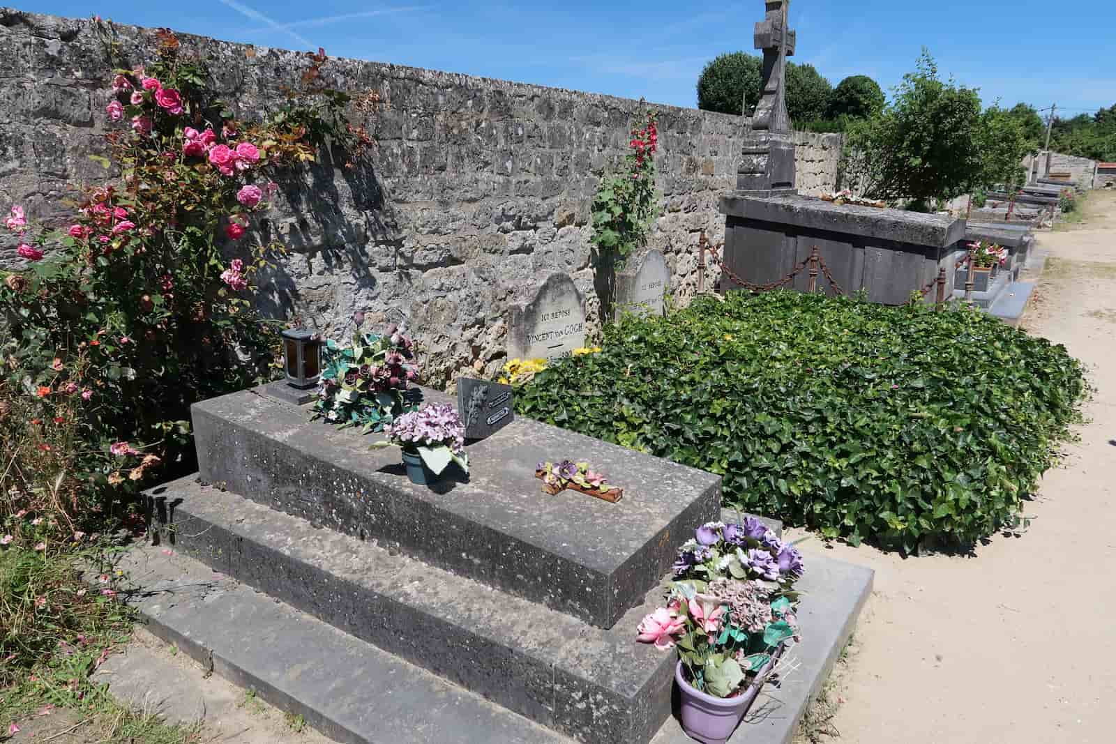 1870年7月30日，梵谷就葬在這裡，靠著墓園圍牆邊小小的一座墓，一如梵谷的人生。圖／邱建一提供
