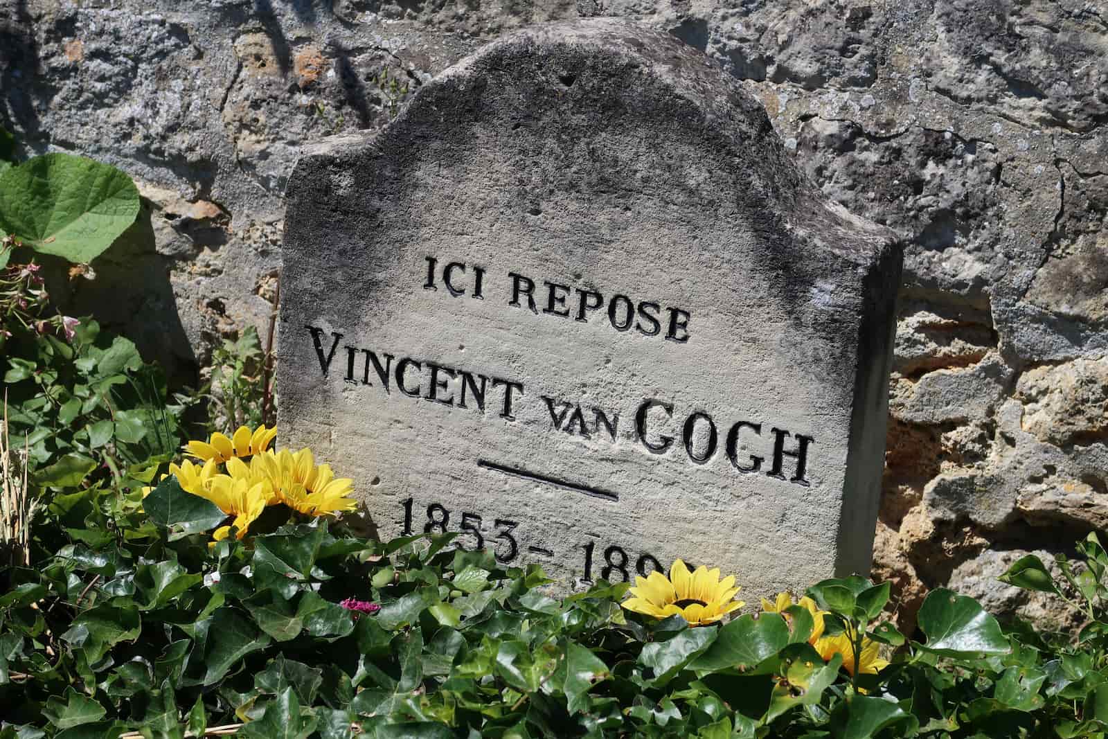 37歲的荷蘭畫家梵谷（Vincent Willem van Gogh,1853-1890）葬在奧維爾小鎮墓園。圖／邱建一提供