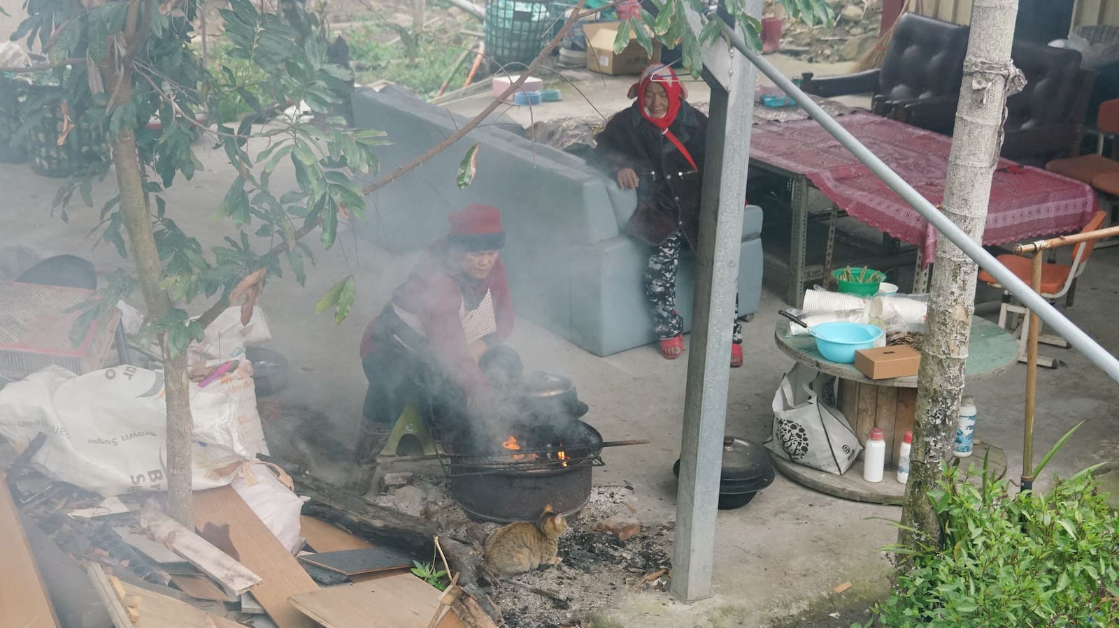 偏鄉郊野往往仍用傳統柴燒炊煮食物，甚少使用瓦斯，尤其是部落。劇照／《浩克慢遊》