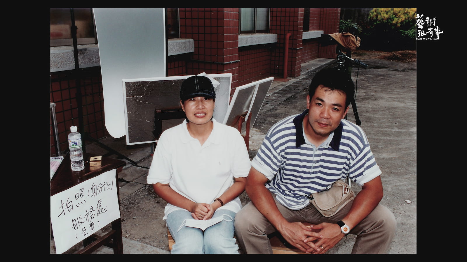 攝影家沈昭良在1999年的九二一震災時，免費為遺失證件的災民拍照，短短兩天就拍攝了百餘人。圖／《藝術很有事》節目劇照