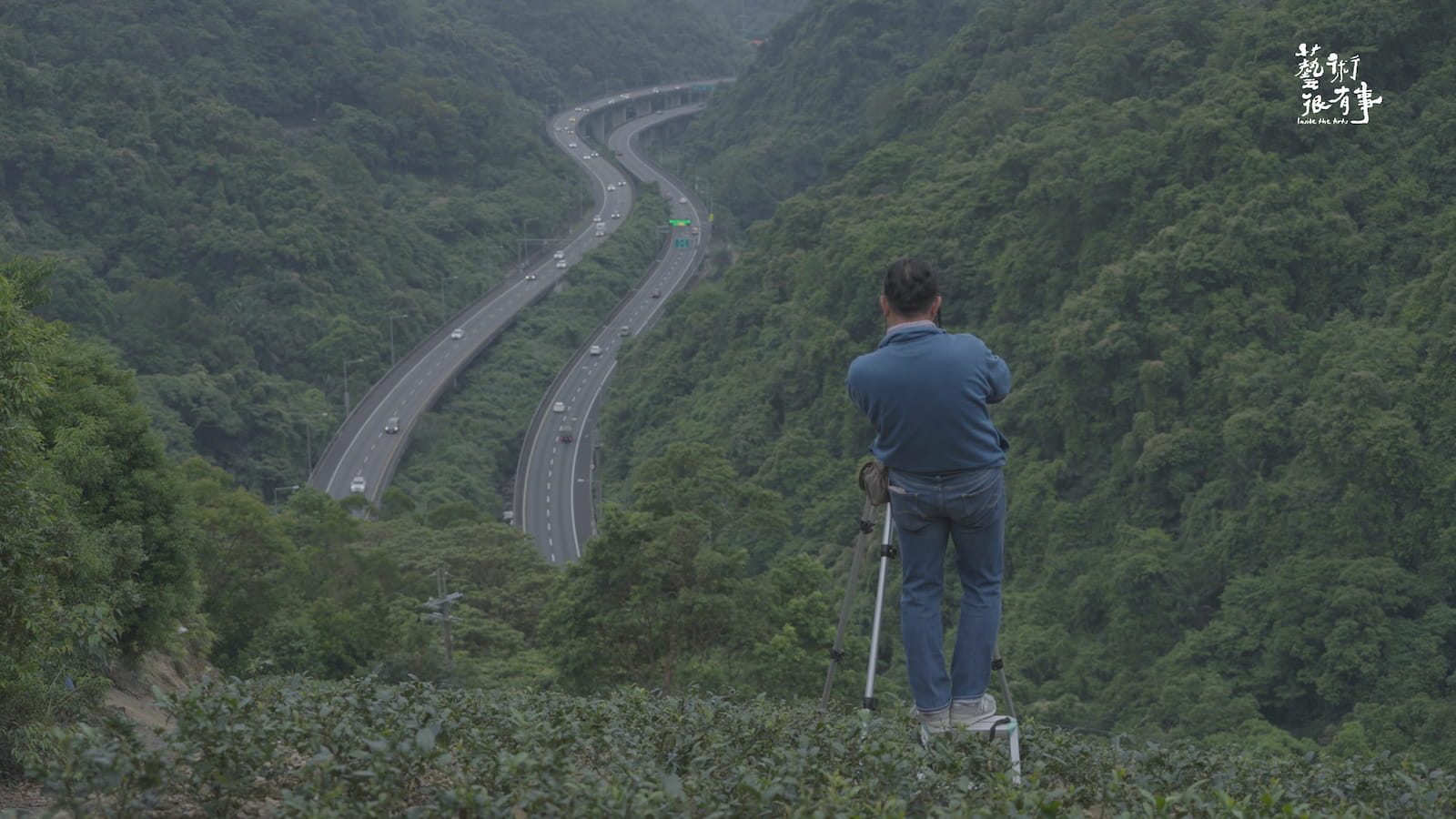 攝影家沈昭良透過《漂流》中的地景顯影台灣內部狀態。圖／《藝術很有事》節目劇照