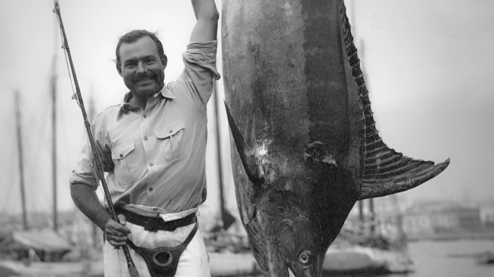海明威對海釣充滿熱情，會仔細的測量、稱重他釣到的每一條大魚。劇照／《海明威：四場婚禮與一場葬禮》