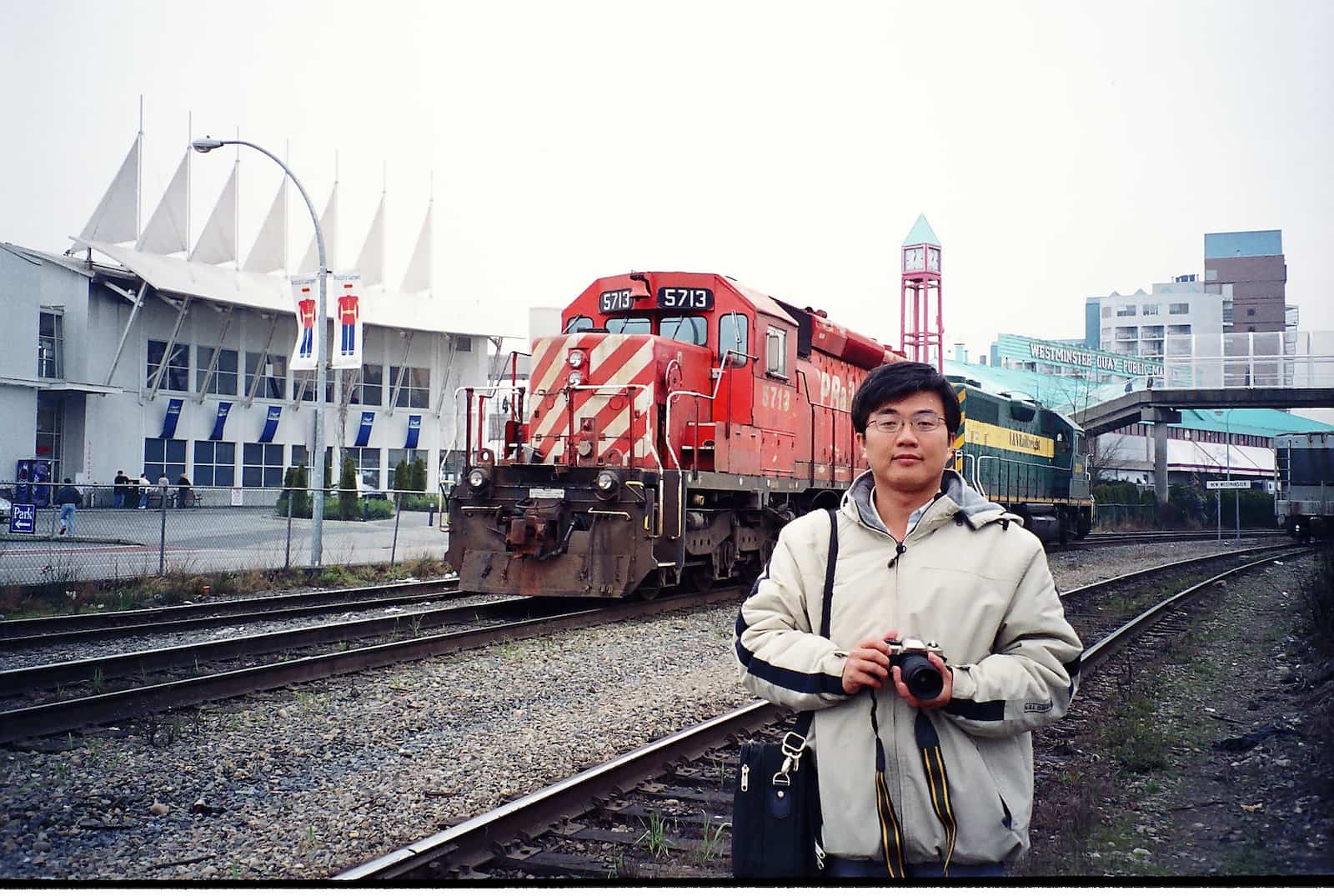 2002蘇昭旭與加拿大的維亞鐵路合影。照片提供／蘇昭旭