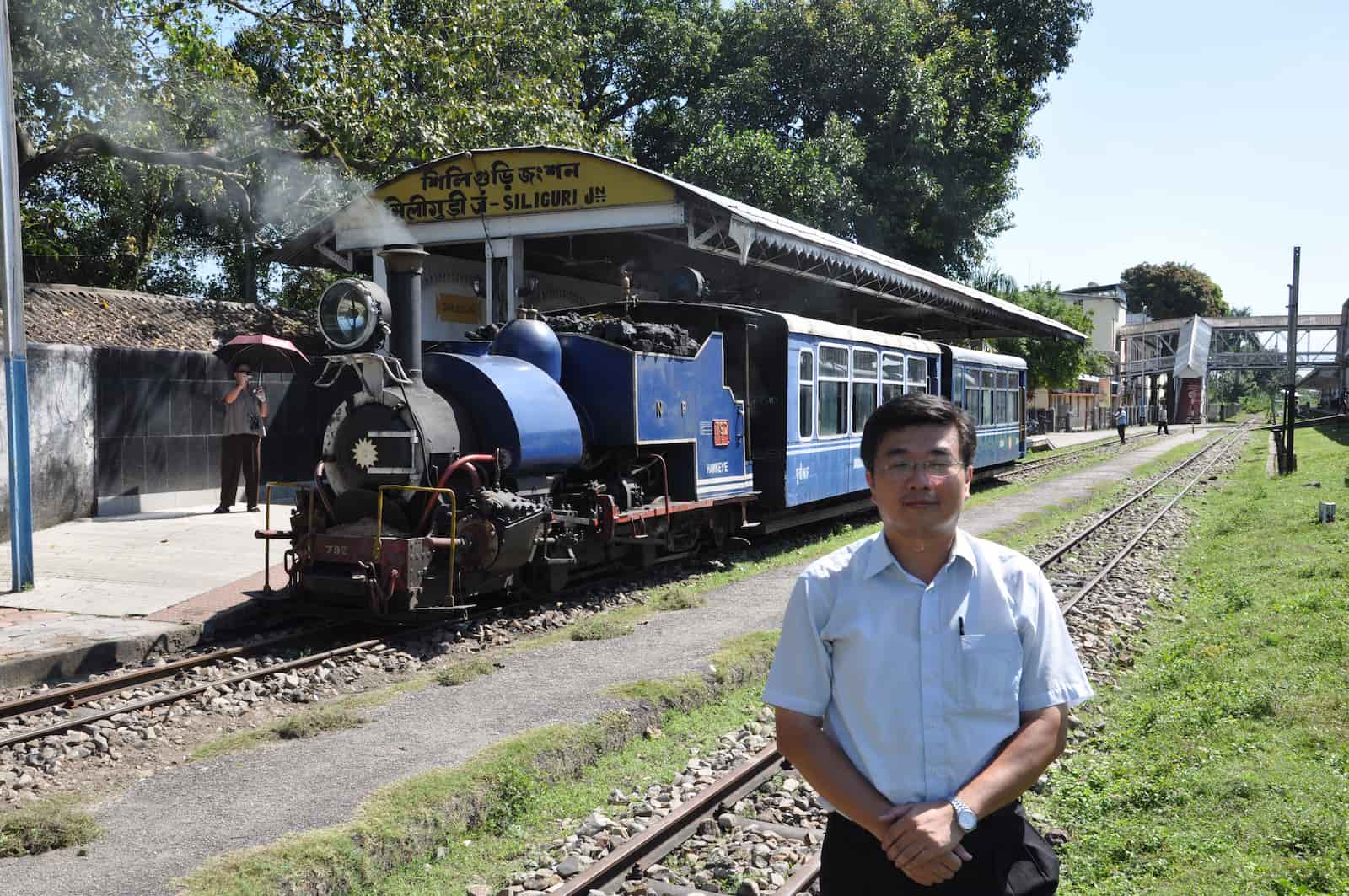 2010年蘇昭旭與印度大吉嶺喜瑪拉雅鐵路合影。照片提供／蘇昭旭
