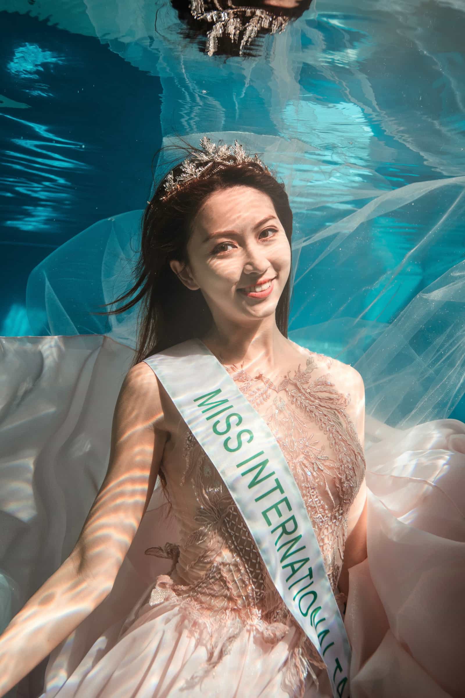 2022年鄭婷怡代表參加全球前四大的選美國際小姐比賽，拍攝水中形象照。圖／鄭婷怡提供 攝影/ Andrew Lim

