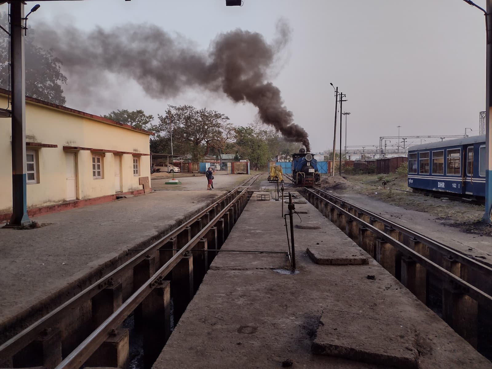 印度大吉嶺蒸汽小火車會冒黑煙。劇照／《奔馳世界絕景鐵道》