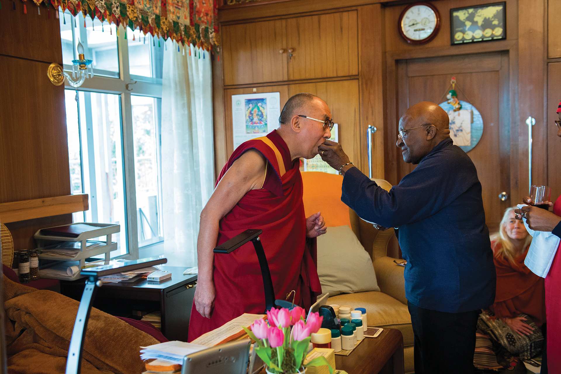 從小動作就能看出達賴喇嘛與屠圖主教的深厚友誼。圖／《喜悅：達賴喇嘛遇見屠圖主教》