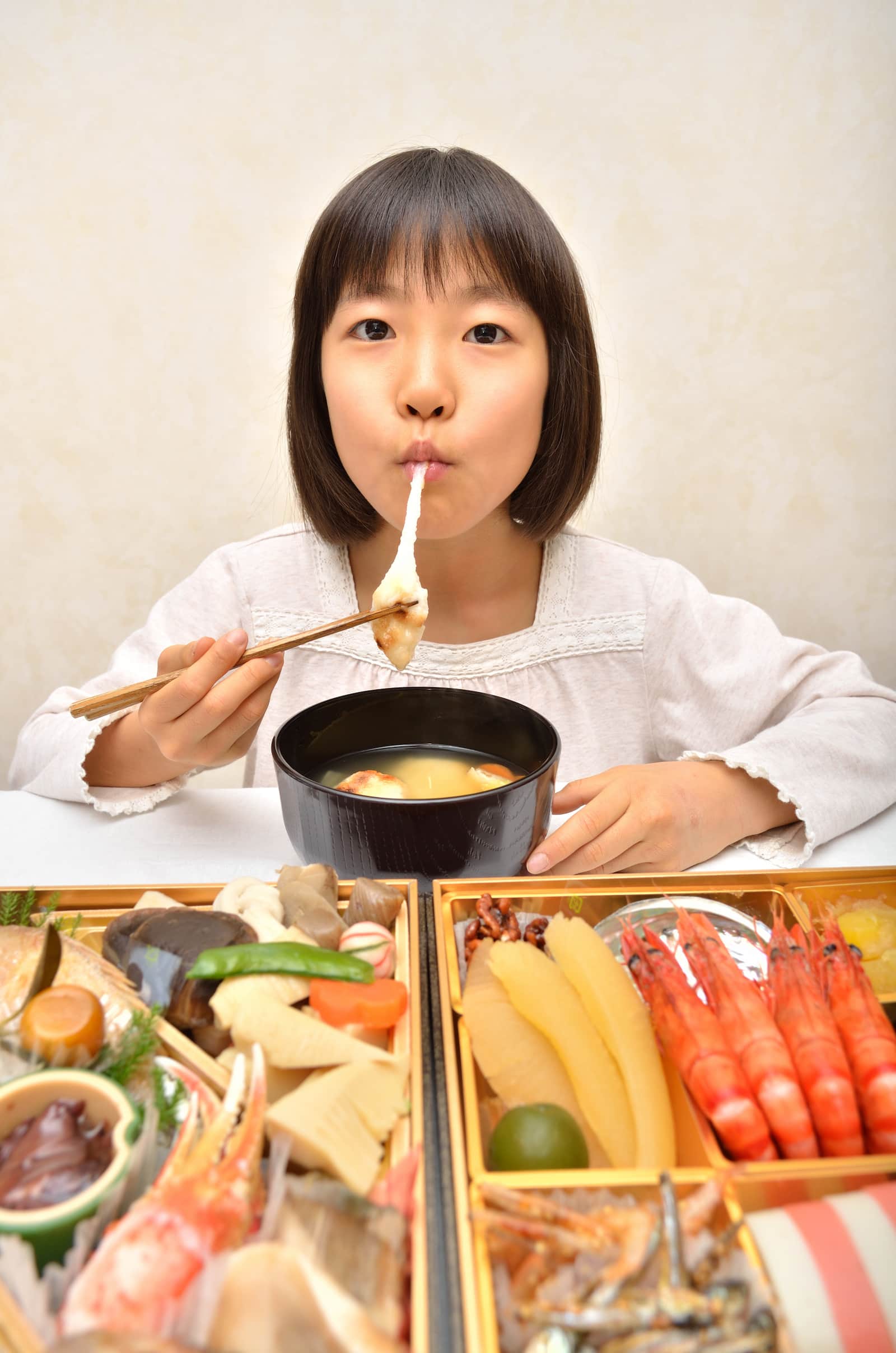 日本社會的隱形壓力，讓人吃飯都不得不在意他人眼光。圖／示意圖