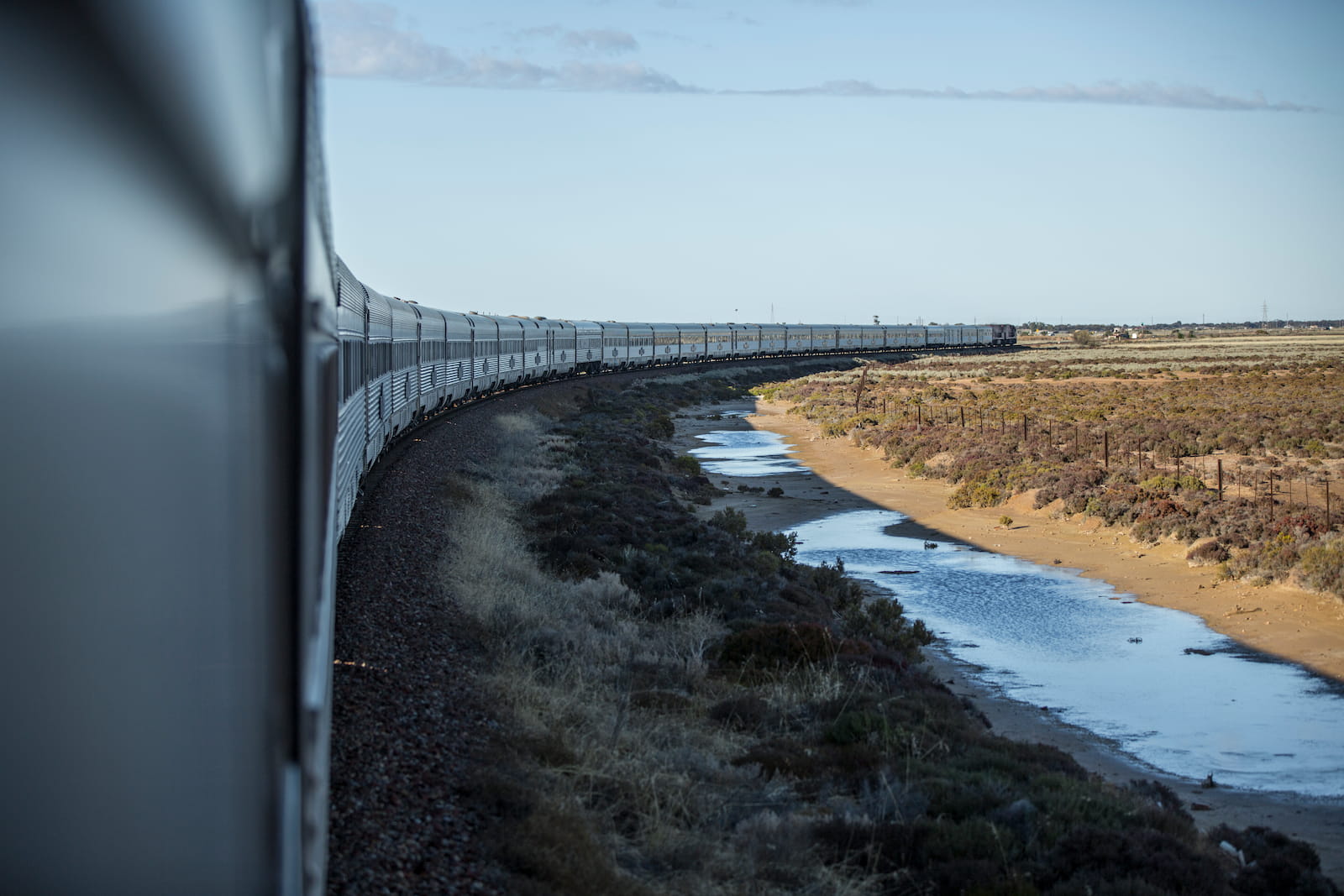澳洲的大汗號是臥舖列車，坐火車橫跨澳洲來趟過夜旅行。劇照／《奔馳世界絕景鐵道》