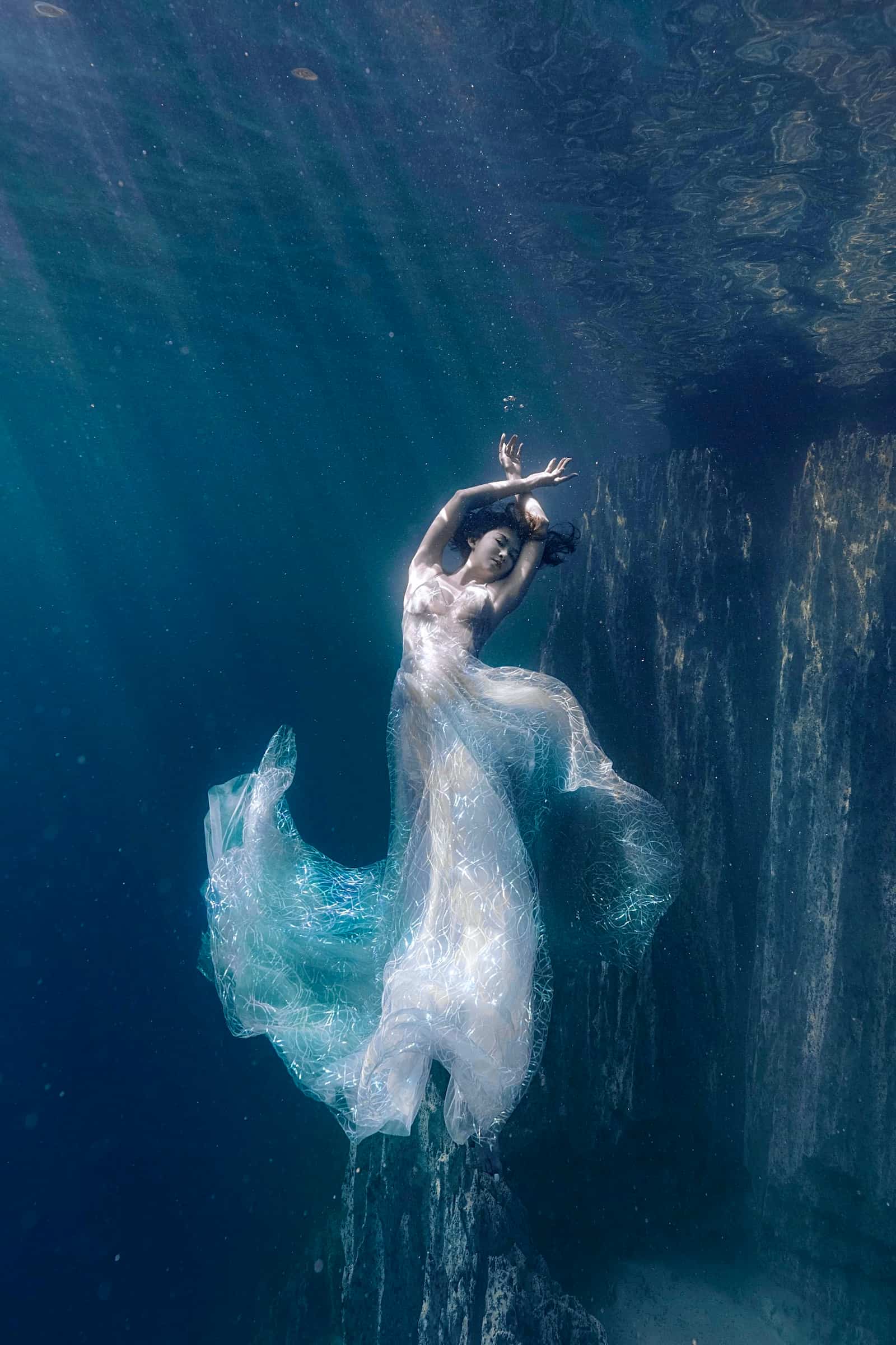 菲律賓冷熱湖拍攝自潛拍攝無面鏡的水中婚紗。圖／鄭婷怡提供 攝影/ 歐大