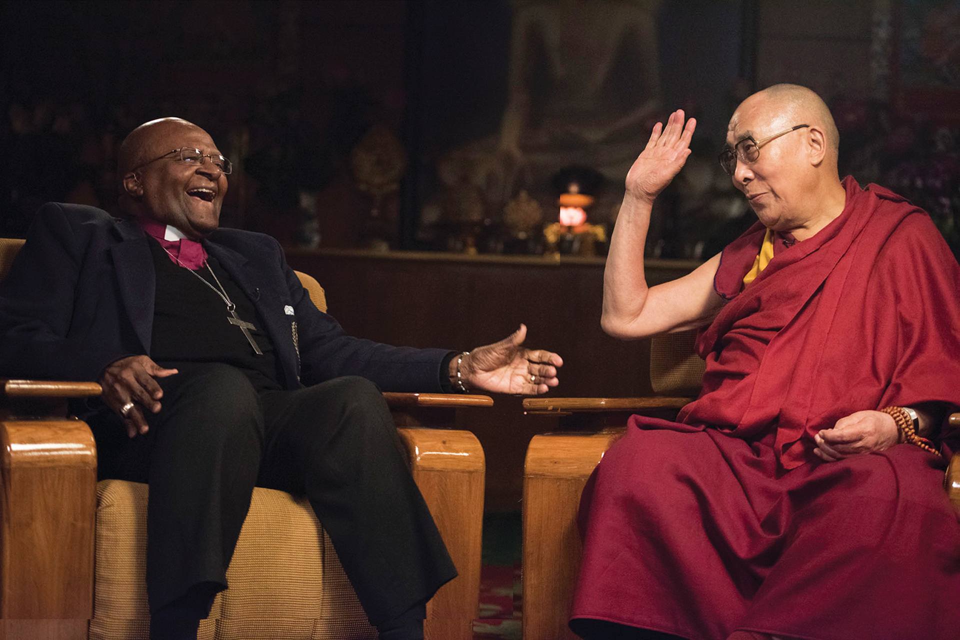 達賴喇嘛與屠圖主教真誠的互動，令現場歡笑不斷。圖／《喜悅：達賴喇嘛遇見屠圖主教》