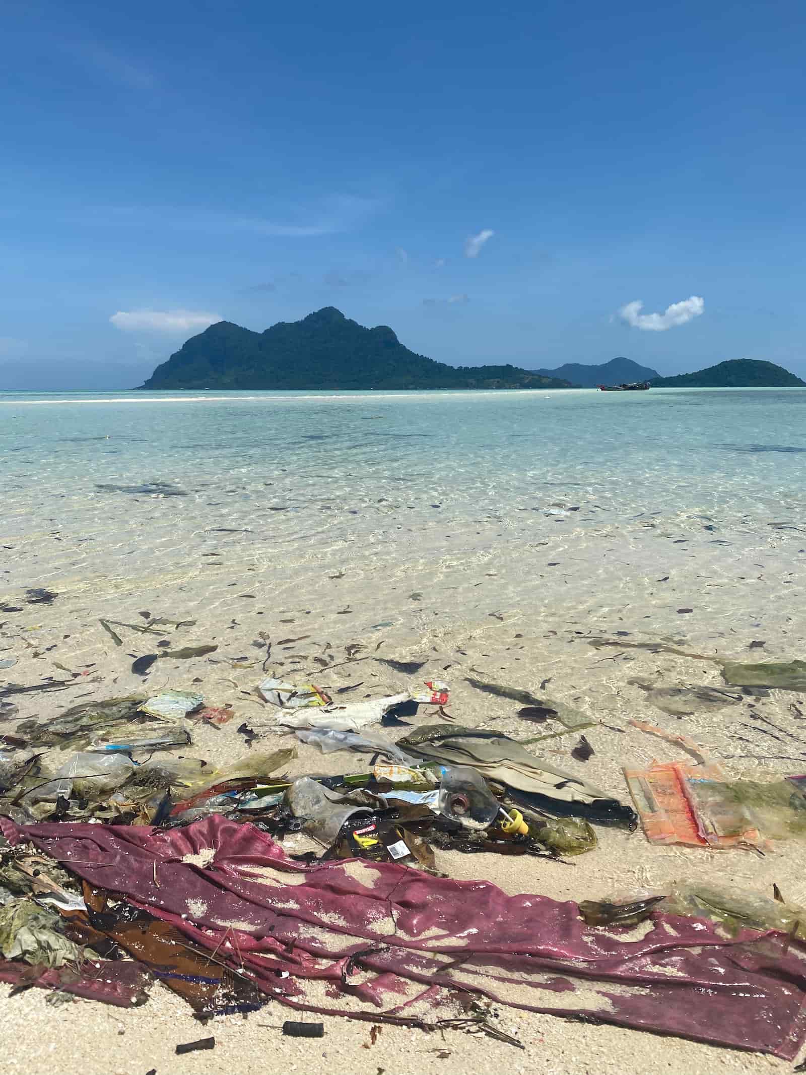 馬來西亞知名潛點的垃圾海景象。圖／鄭婷怡提供