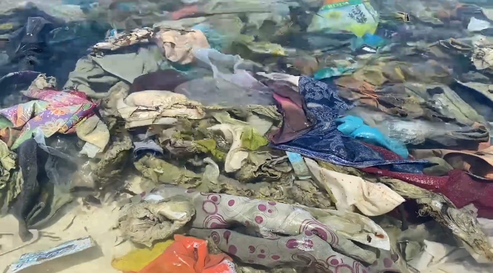 馬來西亞知名潛點的沿海垃圾堆積成「垃圾海」。圖／鄭婷怡提供