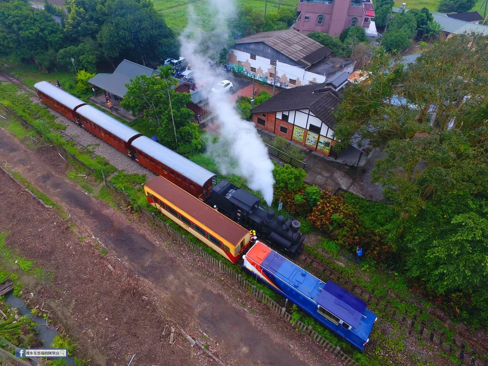 SL21號燃煤蒸汽火車與栩悅號。圖／黃源明攝影