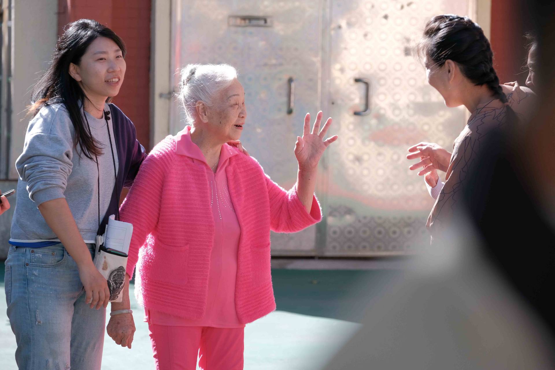 導演徐紫柔（左）發動家族與鄰里拍攝紀錄片，獻給罹患失智症的奶奶。圖／《邀阿公阿嬤拍B級殭屍片》