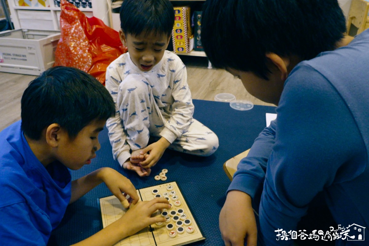 駿安與Home弟下棋發生口角衝突。圖／《換個爸媽過幾天》