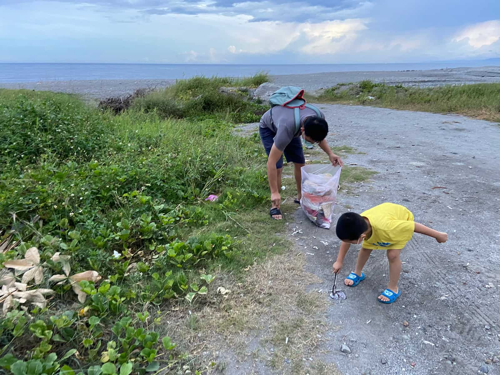 回到濱海的台東老家，小川拿起夾子和垃圾袋，就會說：我們去海邊撿垃圾吧。圖／吳俞萱提供
