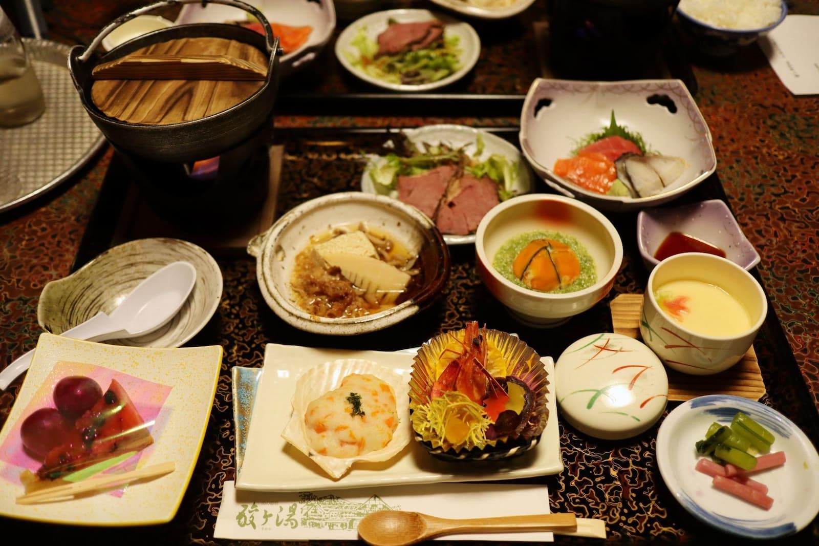 旅館膳食特別選用蕈類、南瓜、筍子、葡萄等秋季食材，也用楓葉造型的魚板、漬物裝飾。圖／吳詠心提供