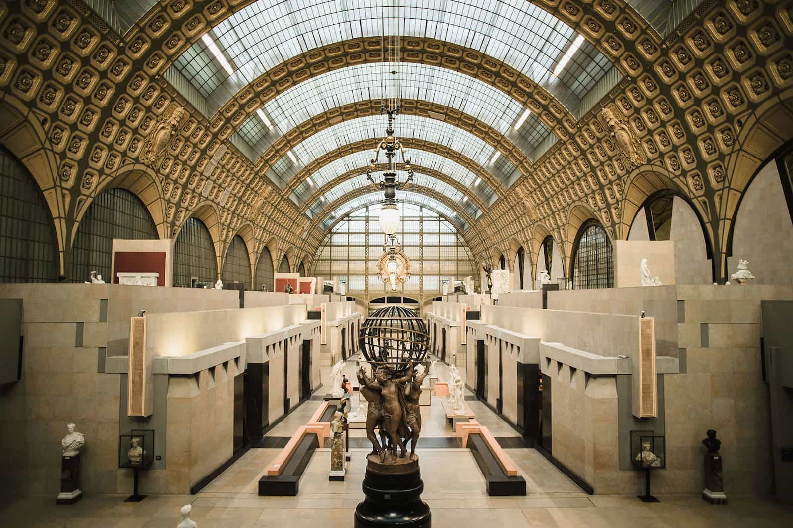 由舊火車站改造而成的巴黎奧塞美術館（Musée d’Orsay）。劇照／《世界八大博物館巡禮》