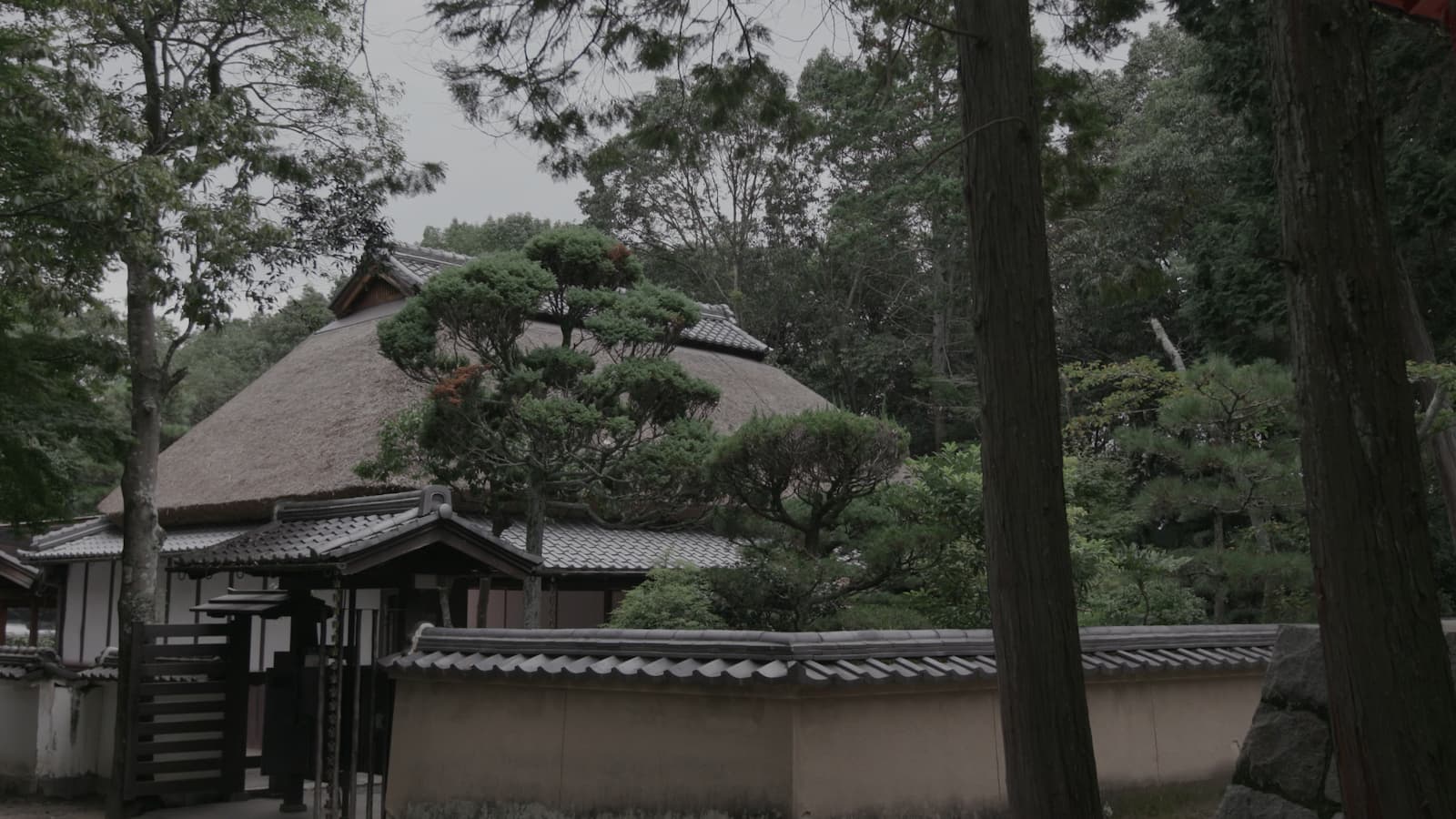 《忍者屋敷》的外觀看起來就是一般住宅，但屋內有隱藏開口、通道與暗門，以及各種機關。劇照／《破解！忍者奧義》