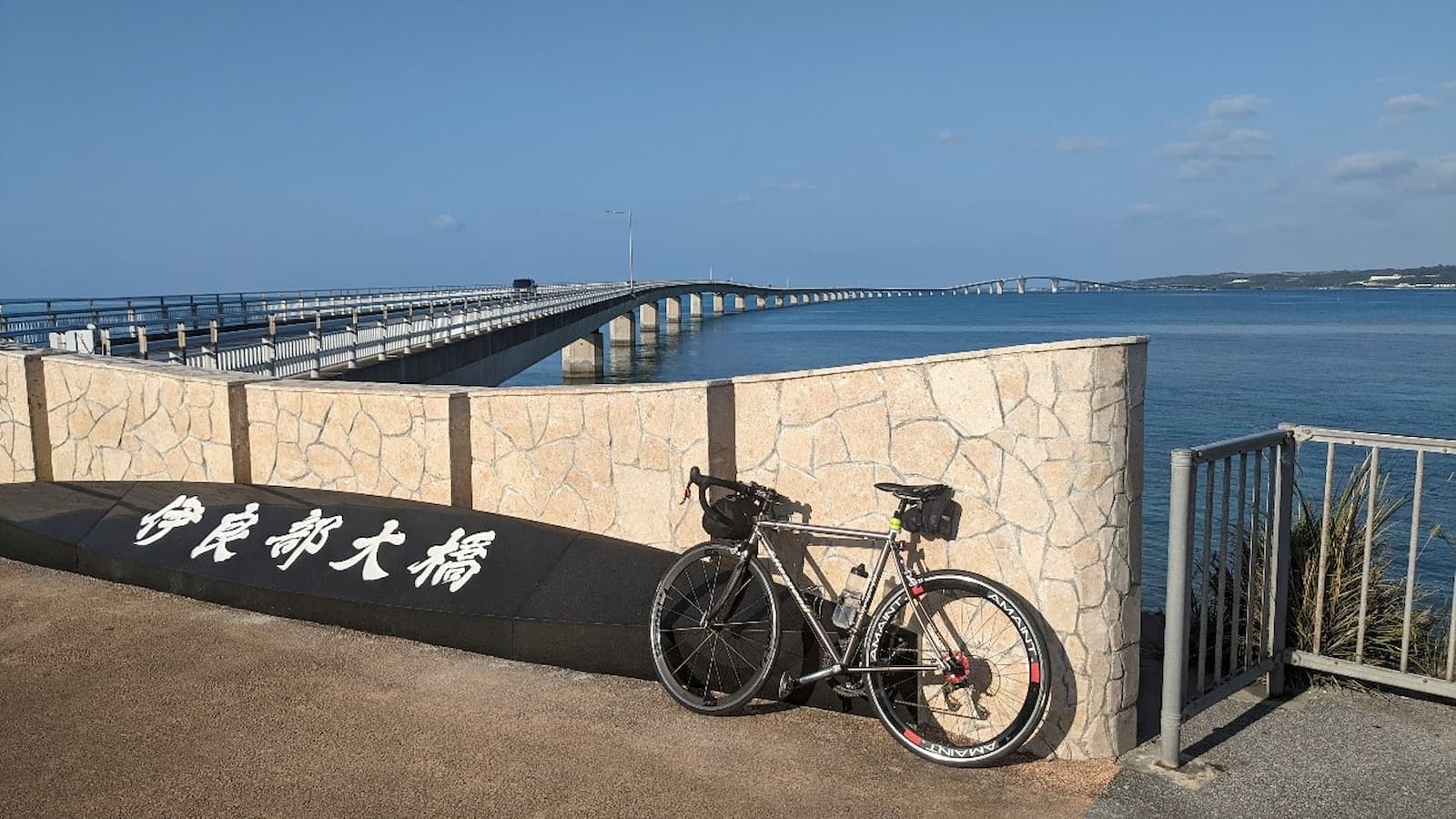 終於騎經「騎鐵馬遊日本」節目介紹過的沖繩縣宮古島伊良郎大橋，這裡也是日本雜誌評選西日本十大美景道路第一名路線。圖／王克強提供
