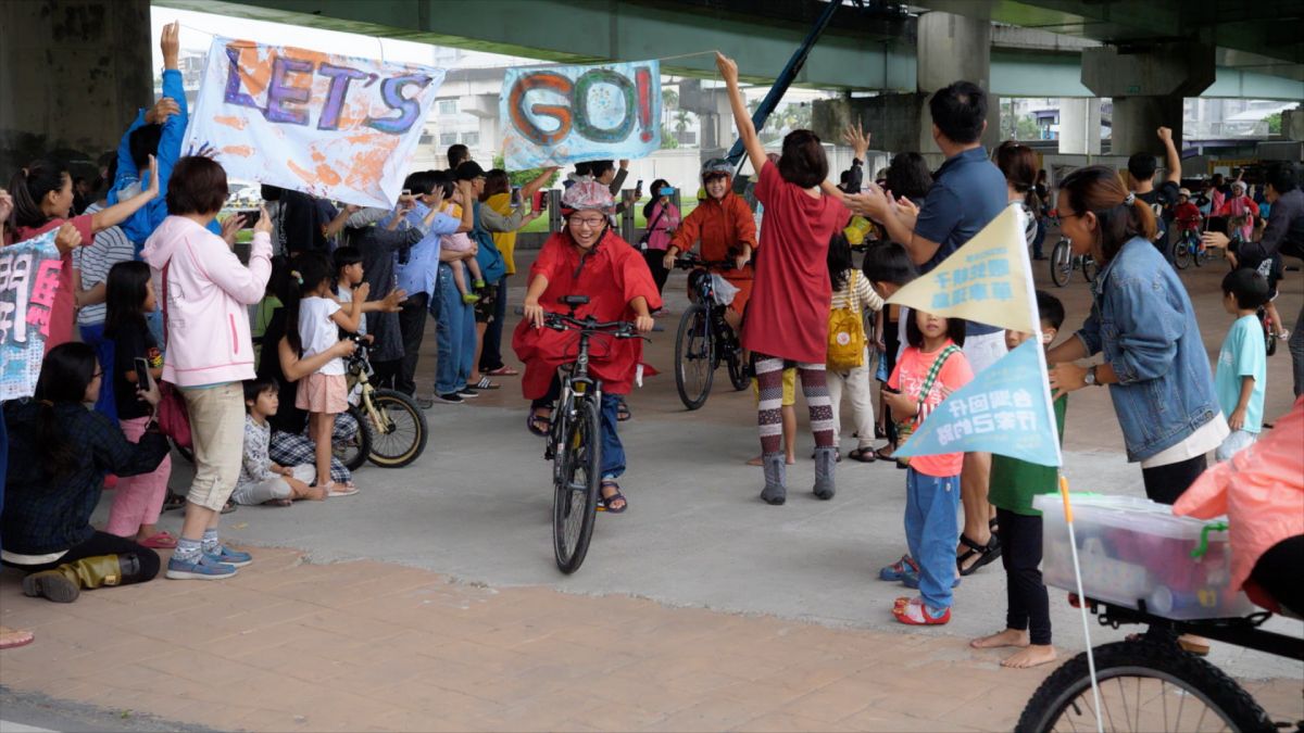 共學團的單車環島行。圖／《這樣我怎麼教小孩》