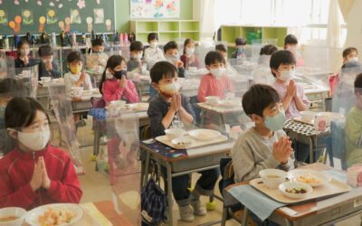 日本人的禮貌從小學開始培養，追求集體與協調性卻是教育的雙面刃