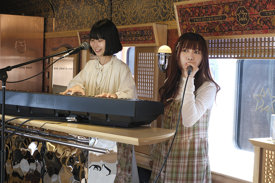 碧海(AOI)與夥伴Yabe在日本九州列車上舉辦Live Session演唱。圖／《走唱計劃白皮書：夢想起飛》
